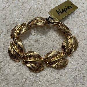 Napier/NWT vintage gold feathered leaf link bracelet, 7” long